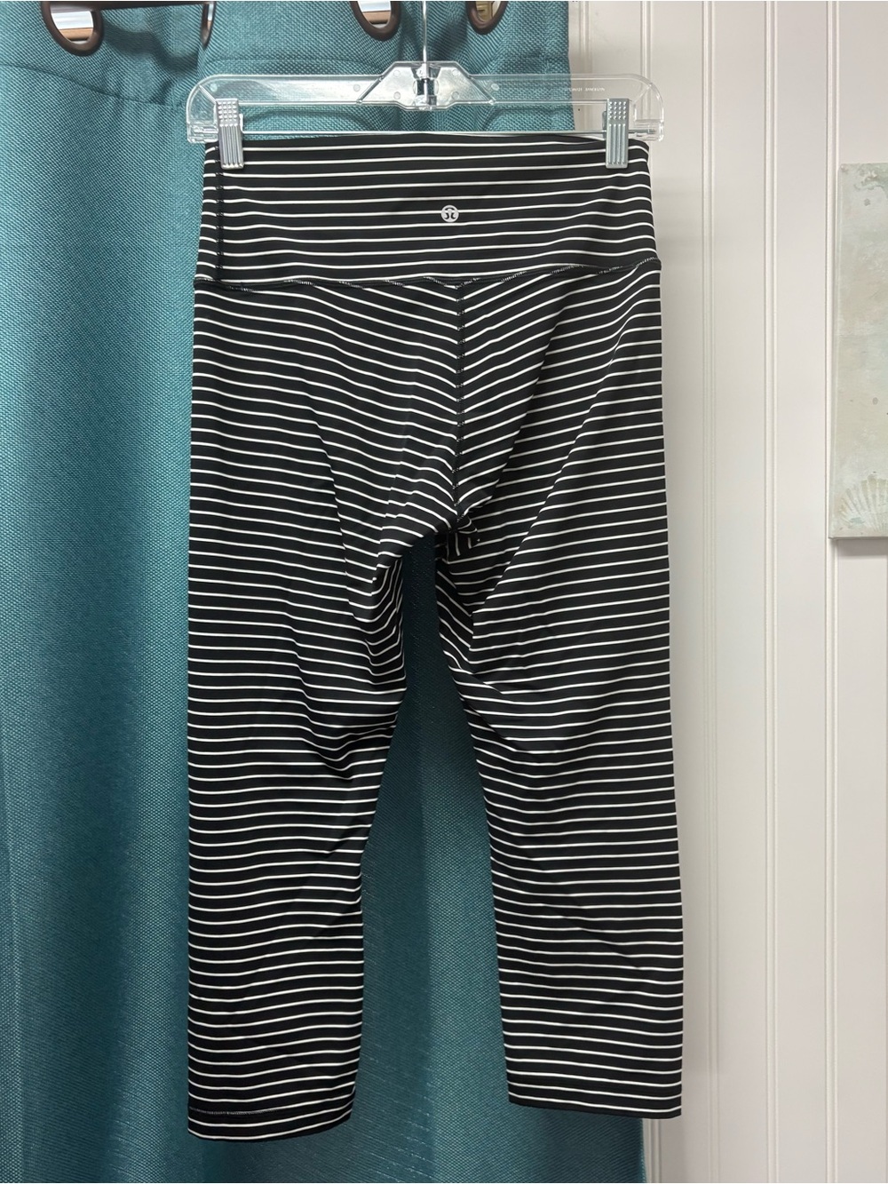 Lululemon black & white striped leggings size 8